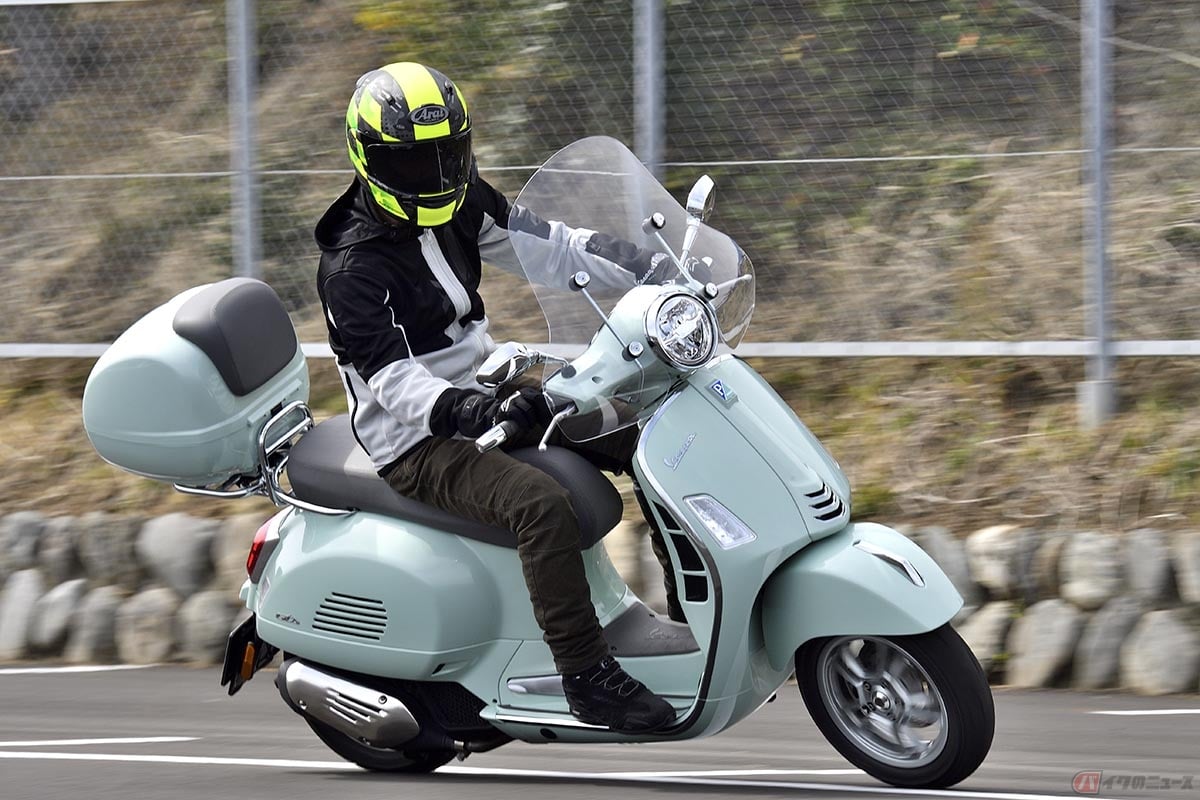 ベスパ「GTSクラシック150」に試乗する筆者(青木タカオ)