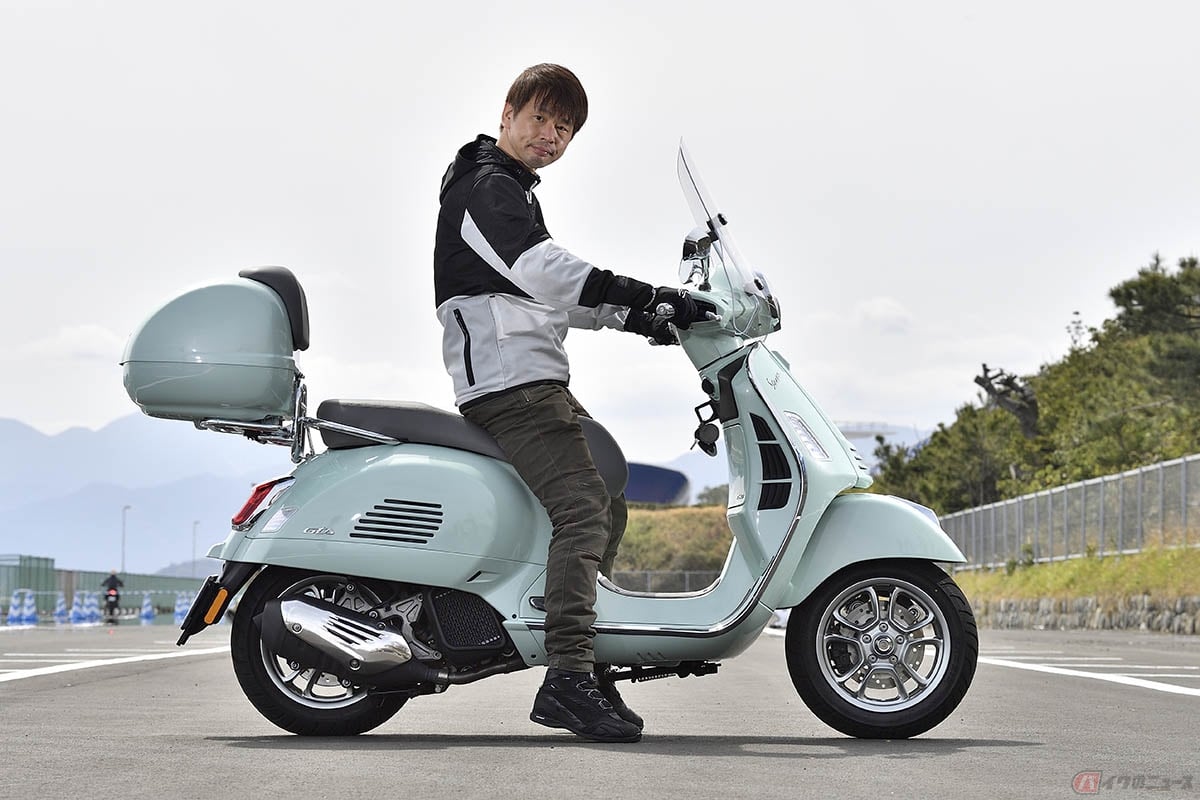 ベスパ「GTSクラシック150」と身長175cmの筆者(青木タカオ)