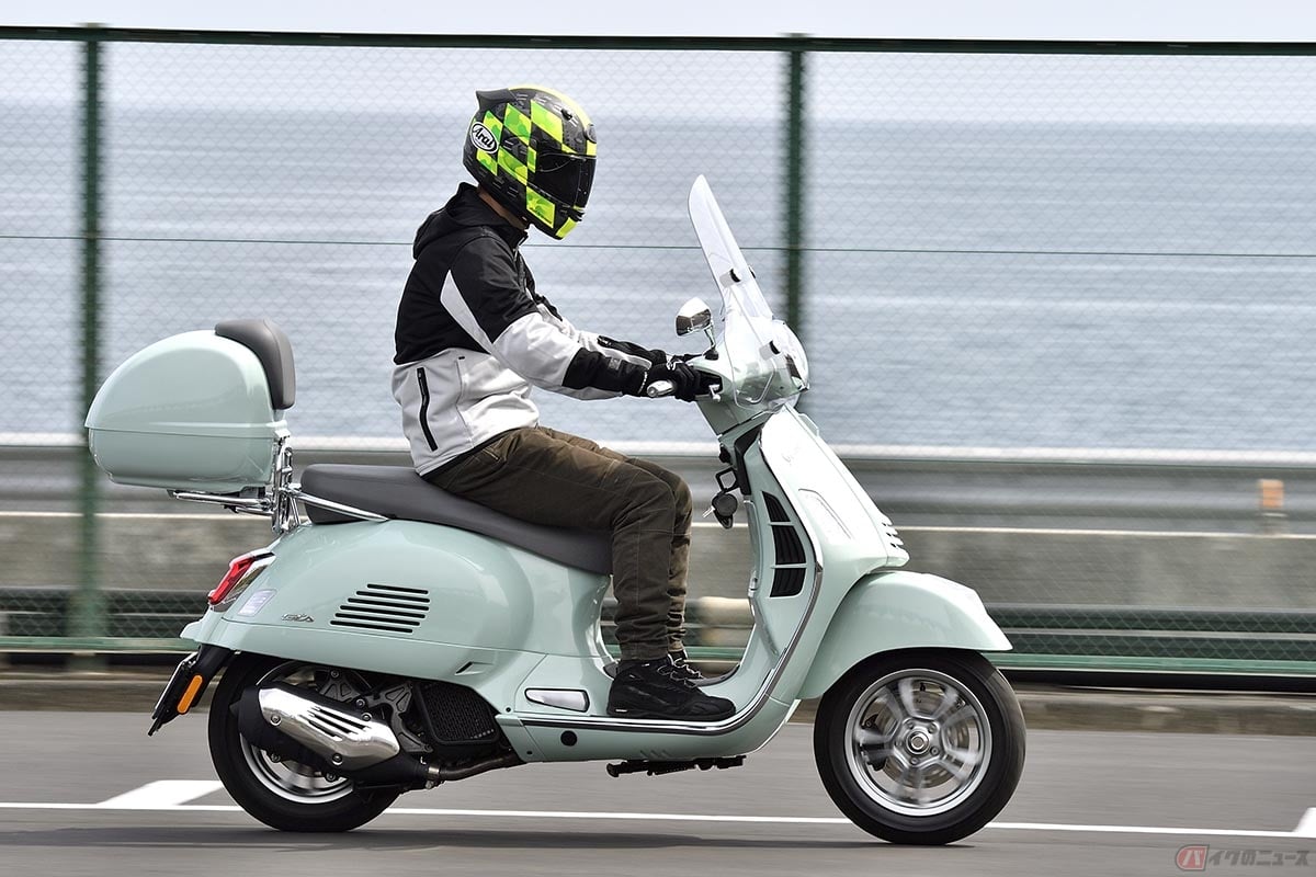ベスパ「GTSクラシック150」に試乗する筆者(青木タカオ)