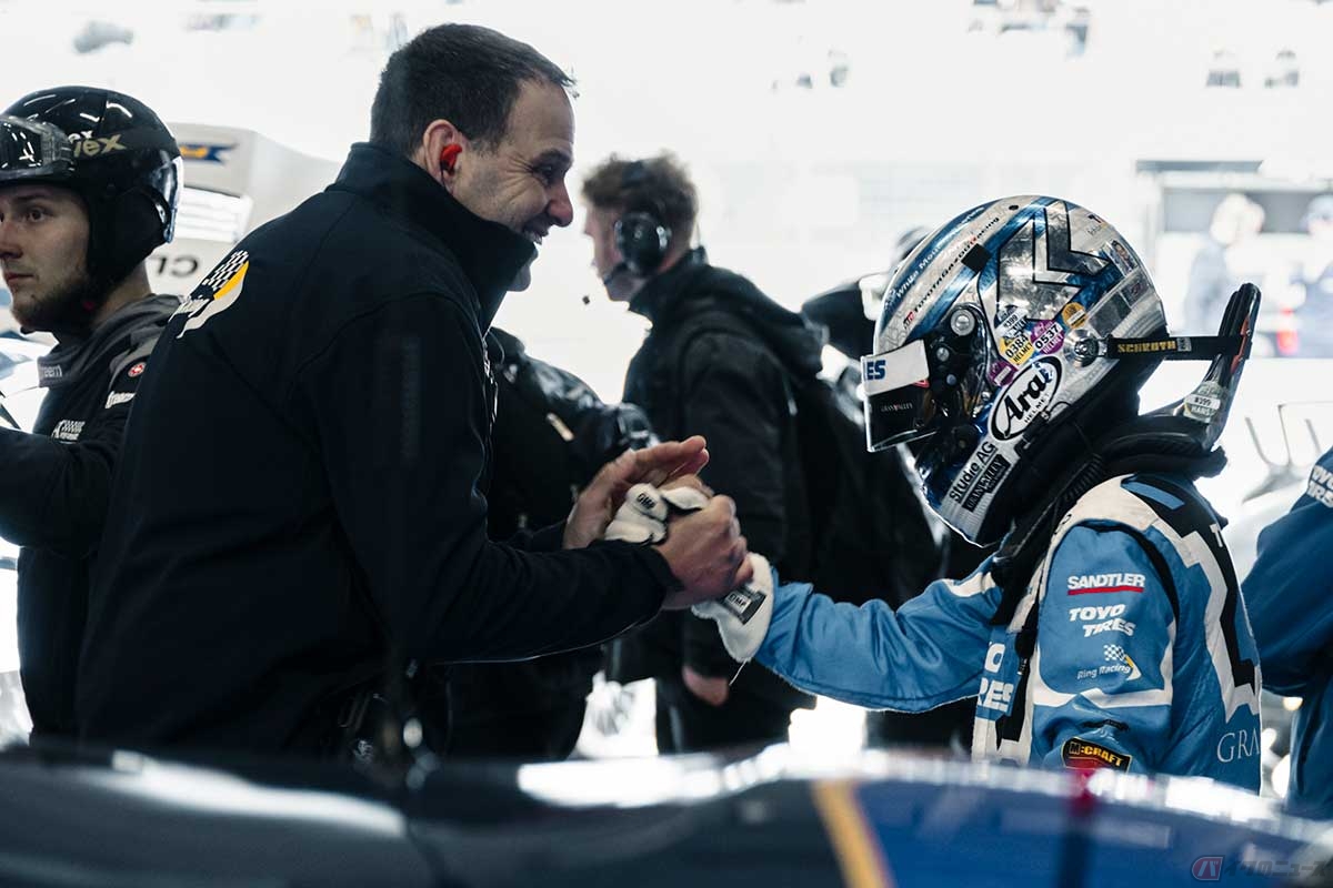 「2024ニュルブルクリンク24時間耐久レース」に参戦した筆者(木下隆之)。ドライバーは総じて、軽量なタイプが多いかも