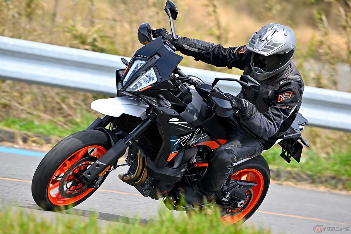 KTM「890 SMT」(2023年型)に試乗する筆者(中村友彦)