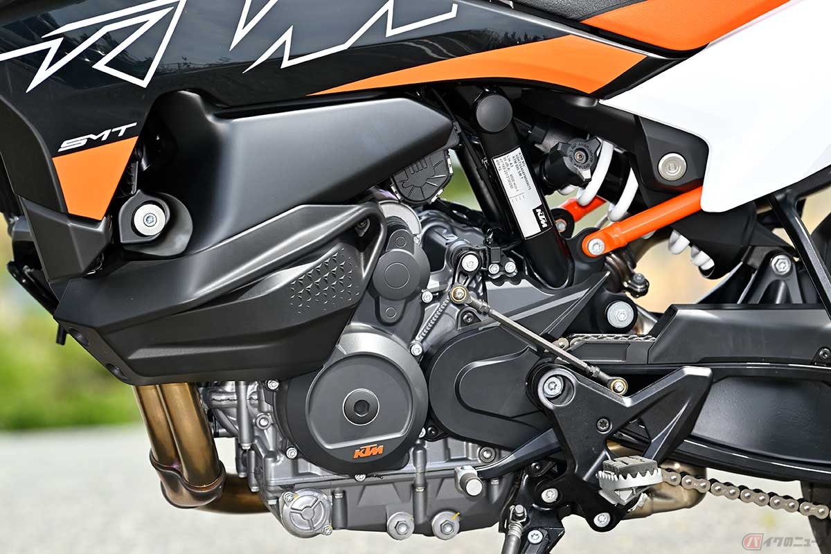 排気量889ccの並列2気筒エンジンを搭載。容量15.8Lが確保された燃料タンクのスポイラーがシリンダー左右を覆っている