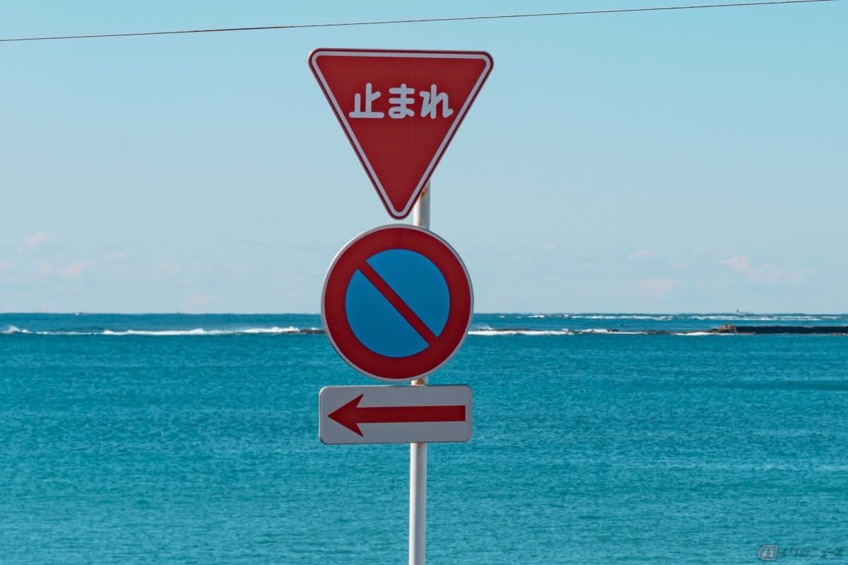 「止まれ」の標識がある信号機がない交差点の直前では、一時停止をしなければならない