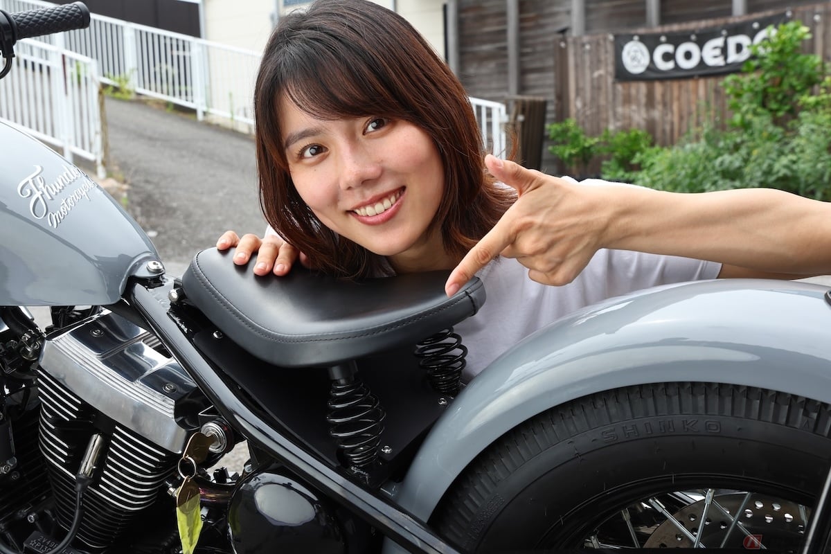 車体にはリアショックが装備されておらず、シートの下にスプリングコイルで衝撃を吸収してくれる