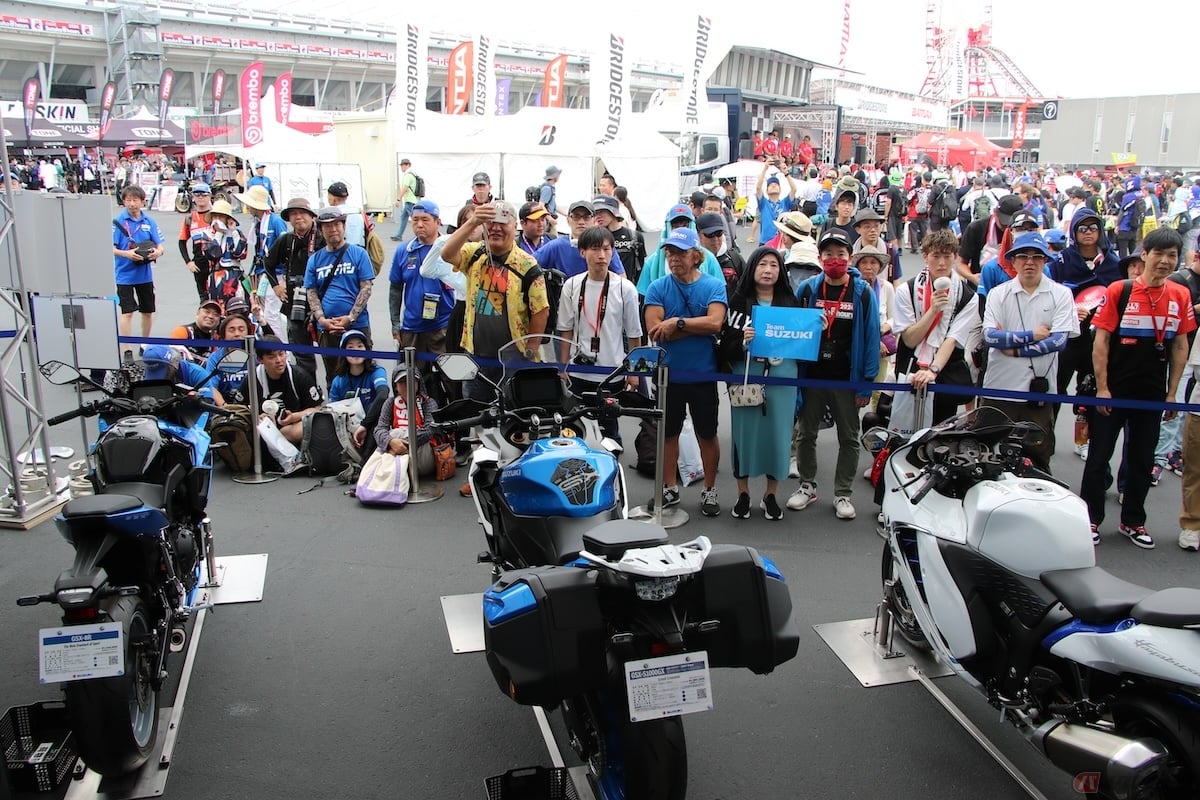 グランドスタンド裏の会場には、国内のバイクメーカーさんやウェアメーカーさんなどが一同に集結し、熱狂的な8耐ファンたちの熱気に包まれていた