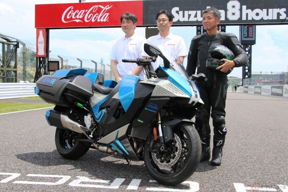 カワサキ「ニンジャH2 SX」をベースに開発された水素エンジン車と開発陣
