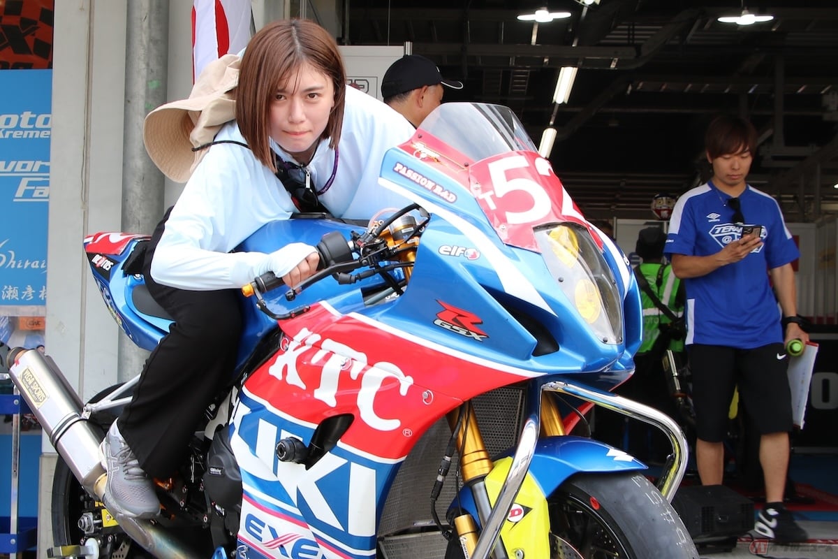 緊張しつつ、実際に石塚選手がレースで使用するマシンに跨らせていただきました