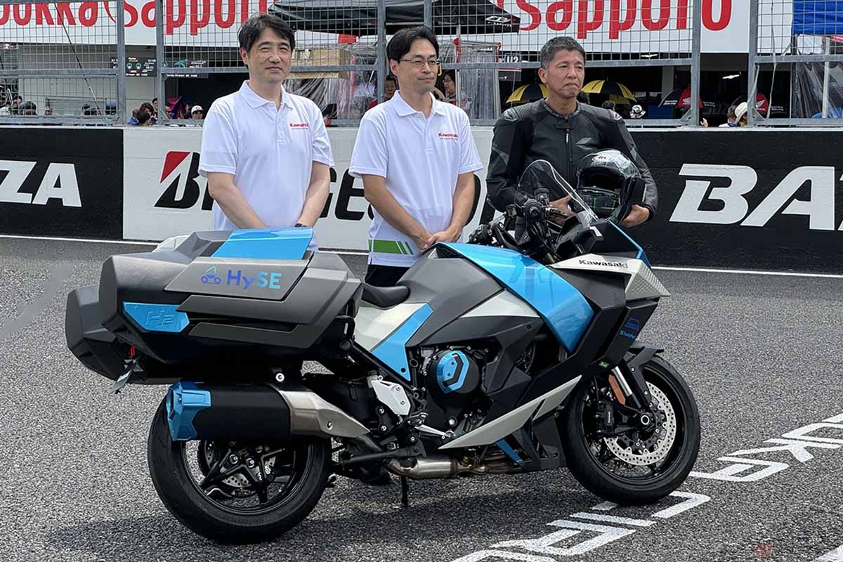左からカワサキモータース水素戦略担当兼川崎重工業執行役員の松田 義基さん、開発責任者の市聡顕さん