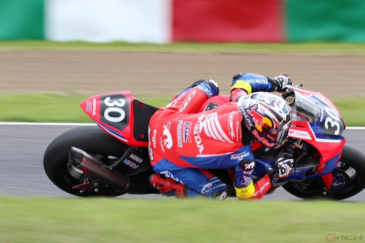トップを走るTeam HRC with Japan Post。現在は現役MotoGPライダーのヨハン・ザルコ選手がライディングしています