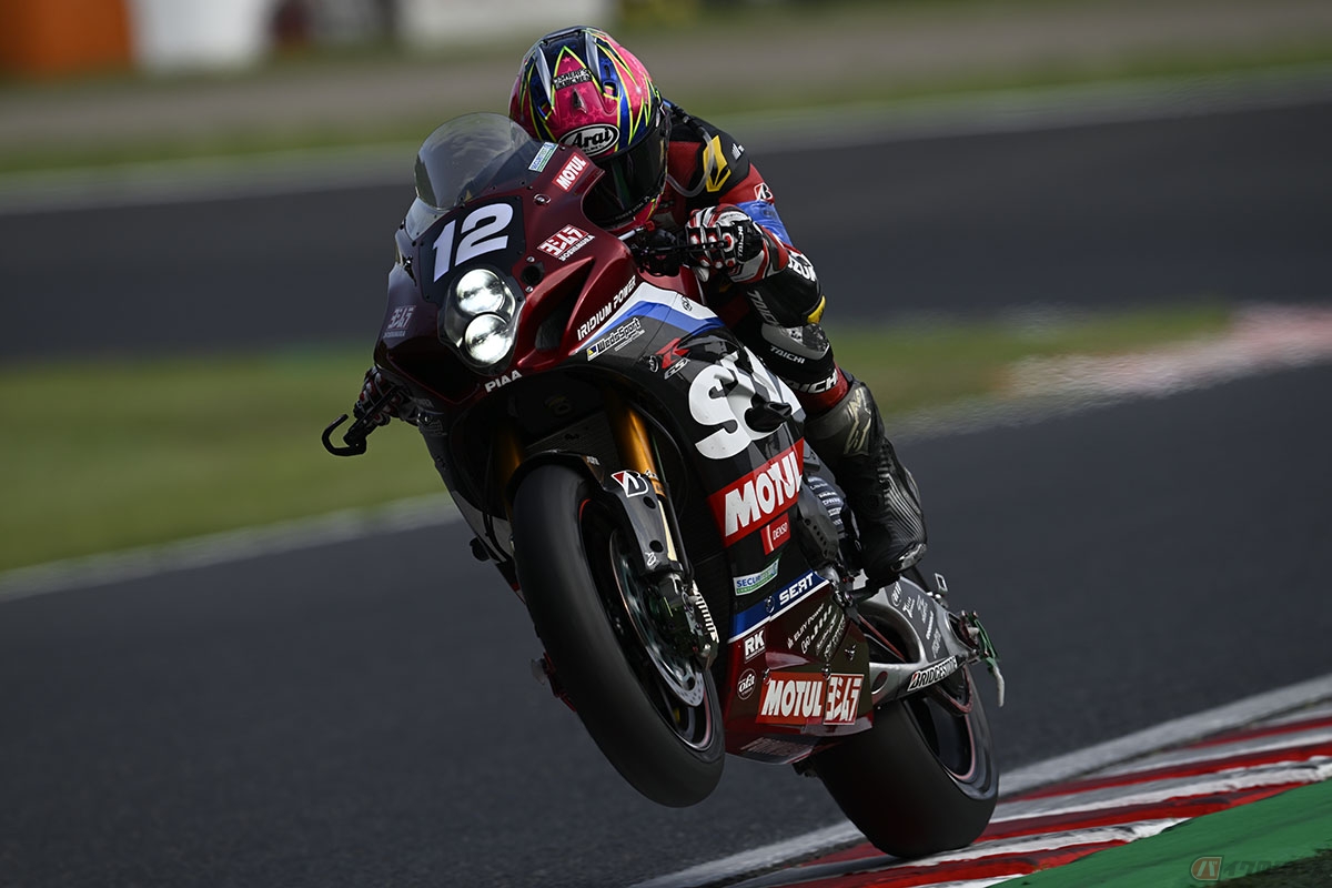 燃費の良さを活かしてピットのタイミングを遅らせているYoshimura SERT Motul