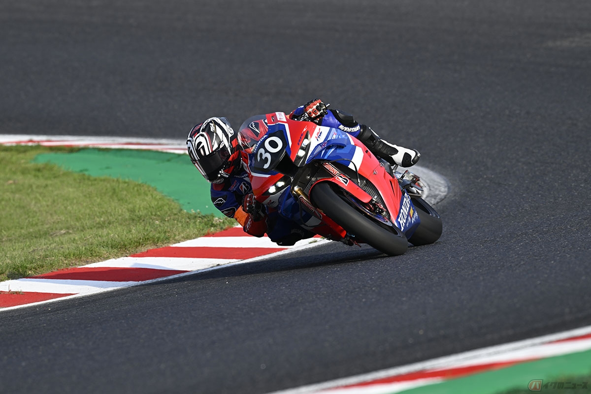 依然としてトップを死守するTeam HRC with Japan Post