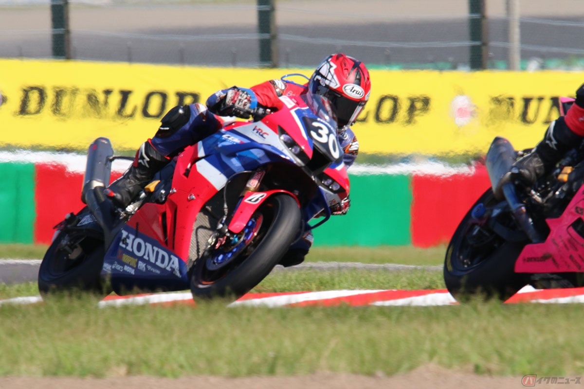 トップを死守するTeam HRC with Japan Post