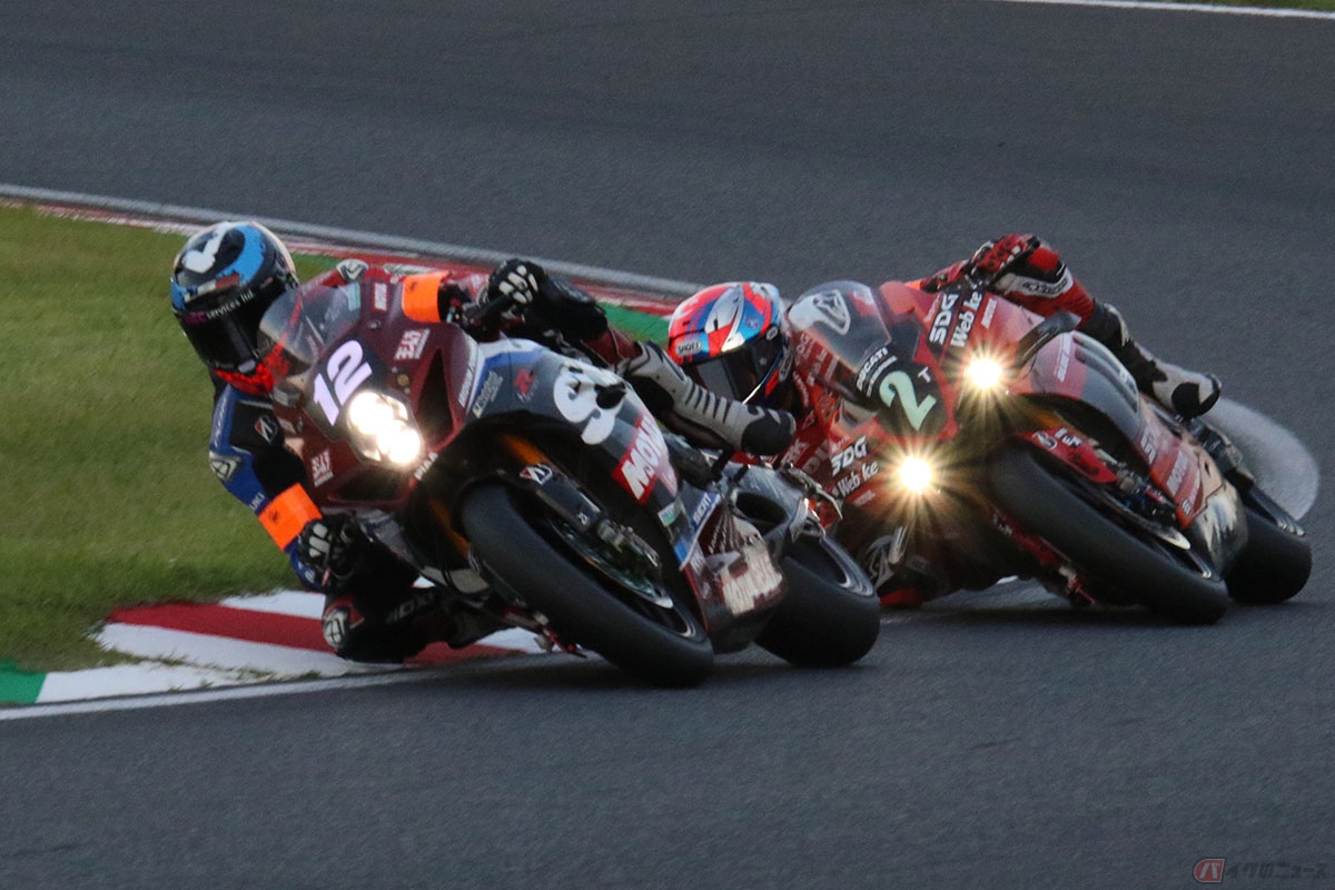 終盤で歯列な3位争いを繰り広げたYoshimura SERT Motul(#12)とDUCATI Team KAGAYAMA(#2)