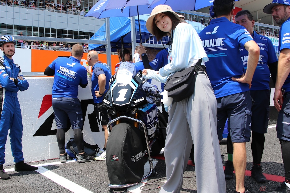 EWCで現在ランキング1位のYART - YAMAHAの選手や、グリッドに並ぶマシンと一緒に写真を撮りました