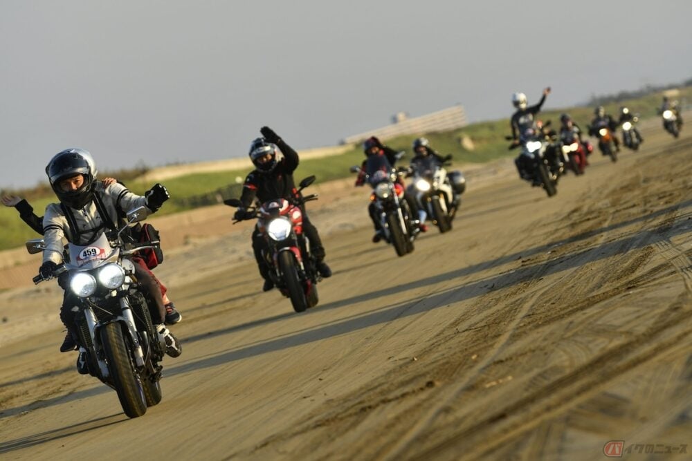 石川県羽咋町にある「千里浜なぎさドライブウェイ」は、日本で唯一バイクやクルマで砂浜を走れる海岸