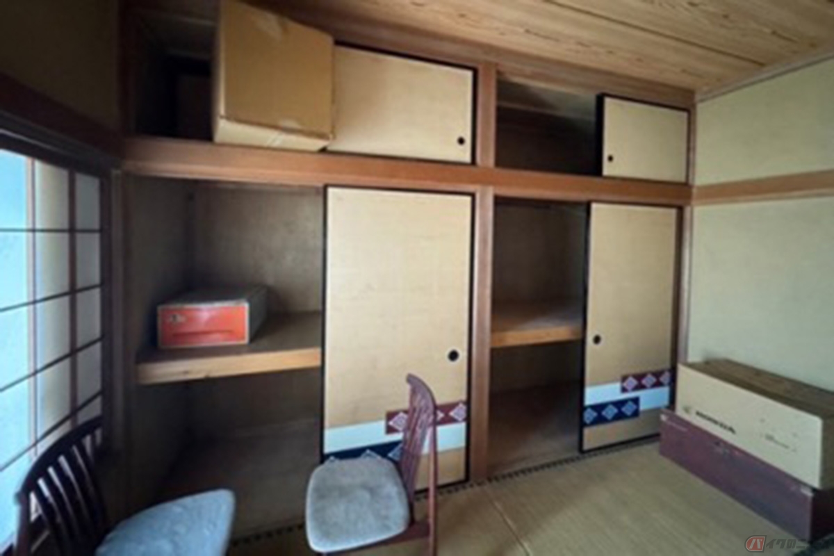 2階には8畳間と6畳間があります