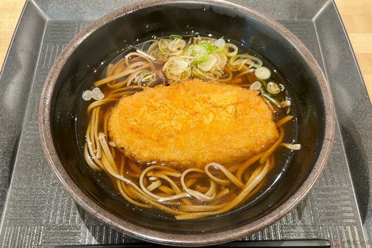 首都高「市川PA」でシンプルな「コロッケそば」(630円)を注文。そばつゆが染みたコロッケをいただく。揚げたてのカリカリコロッケとはまた違う美味しさが魅力