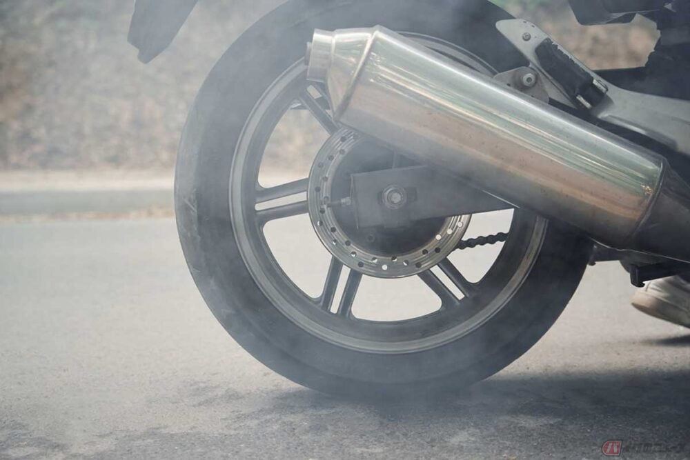 いまどきのバイクは、マフラーから出る排気ガスはほとんど無色透明だが……（写真はイメージです）