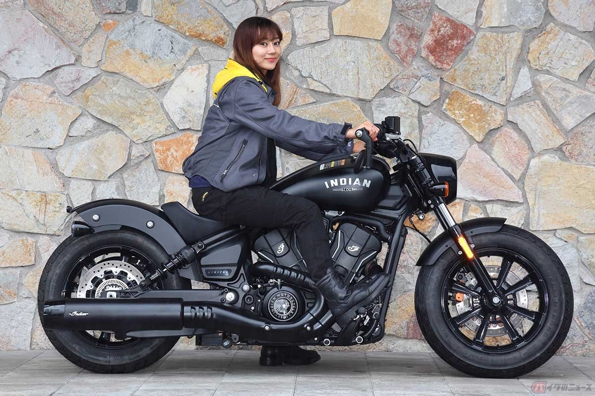 シート高は665mmと低く、身長166cmの私でも余裕で足裏ぺたり、です