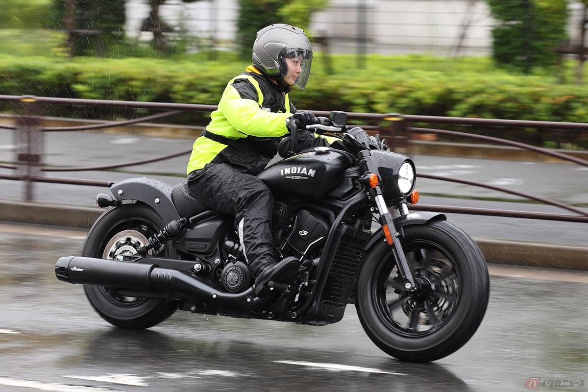 生憎の空模様の中、早速「スカウトボバーリミテッド」に試乗! 車体の重さが不安点でもありましたが、乗ってしまうとなんのそのでした