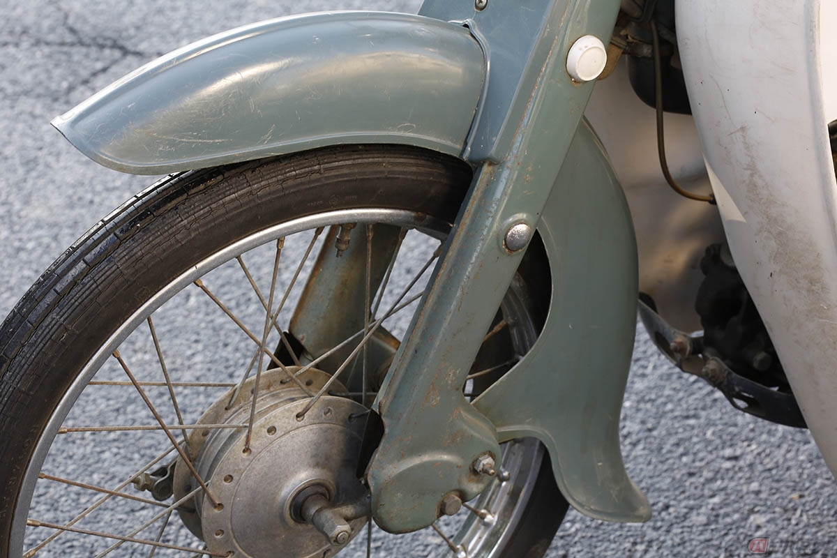 開発当初から主要部品のプラスチック樹脂化が命題となっていたスーパーカブC100。1958年8月の初代モデル発売開始に間に合ったのは、レッグシールドとサイドカバーのみでフロントフェンダーは鉄製でした