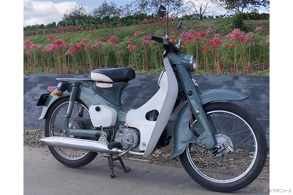 1958年(昭和33年)に発売されたスーパーカブの初代モデルC100。発売から5年も満たない1962年モデルでも極初期生産モデルとは異なり様々な部品に改良改善を実施。通称「ピノキオ」テールランプのモデルは、1961~1964年の夏頃まで生産されました