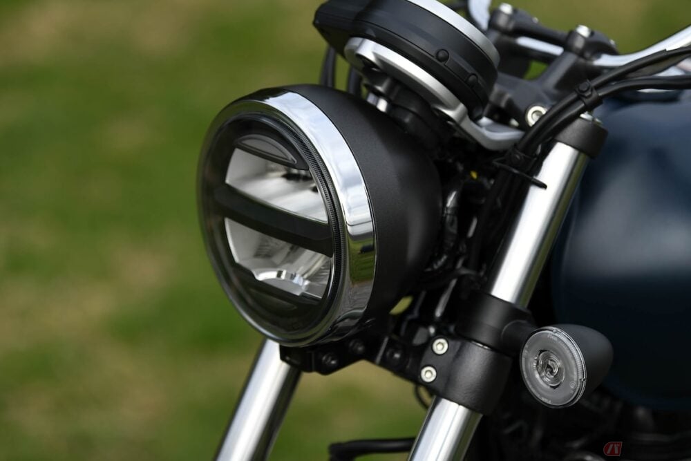 クラシカルなバイクのヘッドライトは丸型一般的です