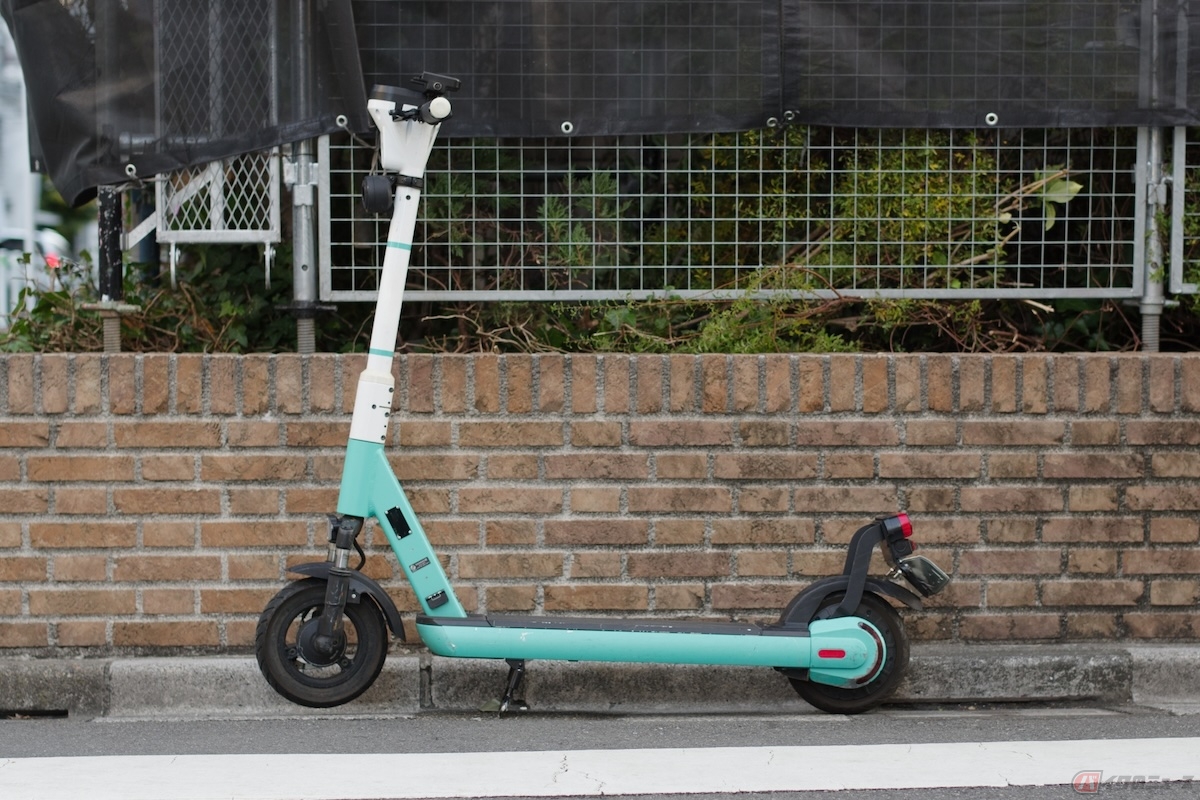 公道を走行するときに、電動キックボードは免許が不要で、電動スーツケースは免許が必要