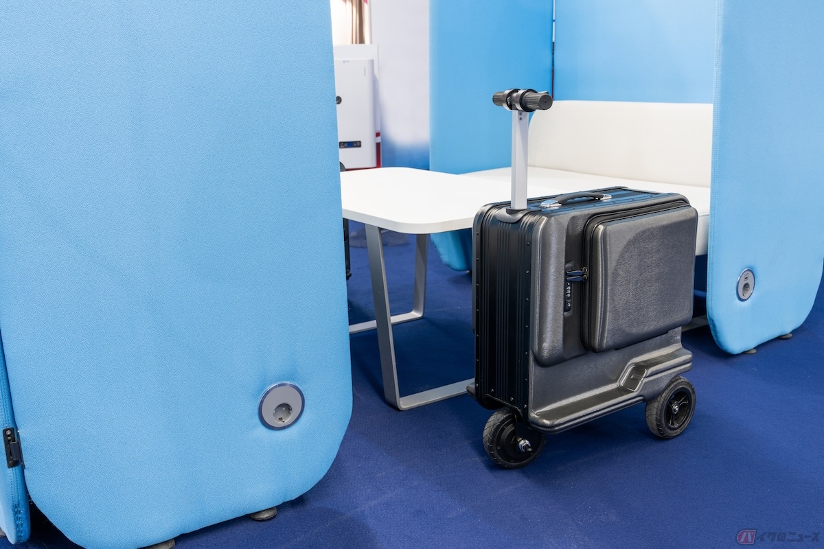 中国籍の女性のケースでは、保安部品やナンバープレートのない電動スーツケースを無免許で運転していた