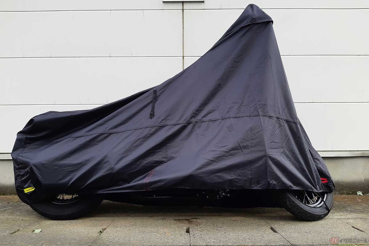 駐車中に紫外線(日光)を遮るバイクカバー。購入時は生地の厚さやUVカット機能を確認する