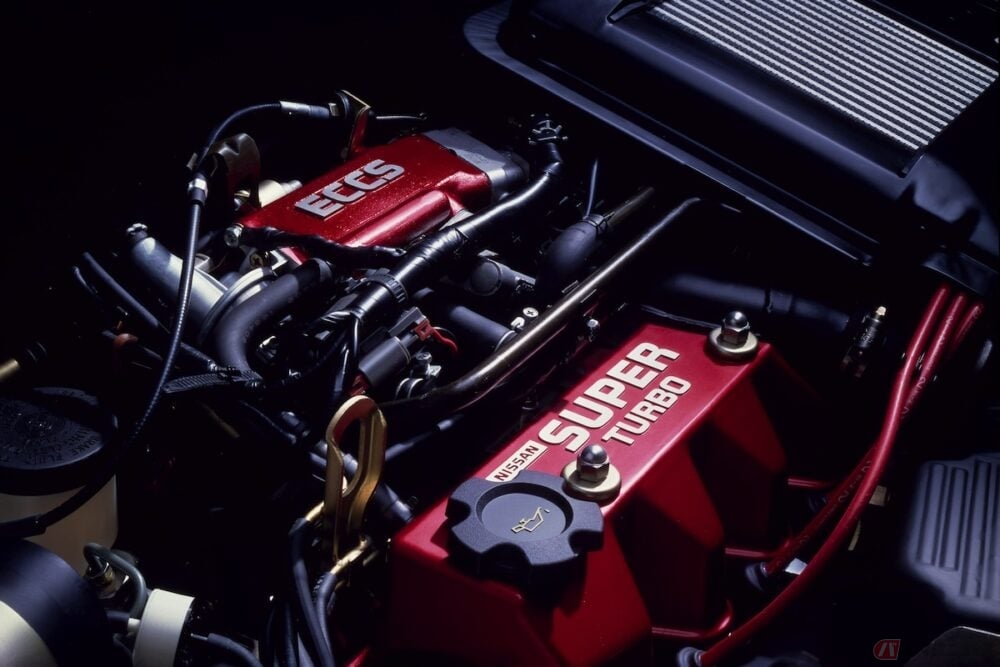 最高出力110psを発揮する排気量930ccのエンジンは、ターボチャージャーとスーパーチャージャーを組み合わせていた