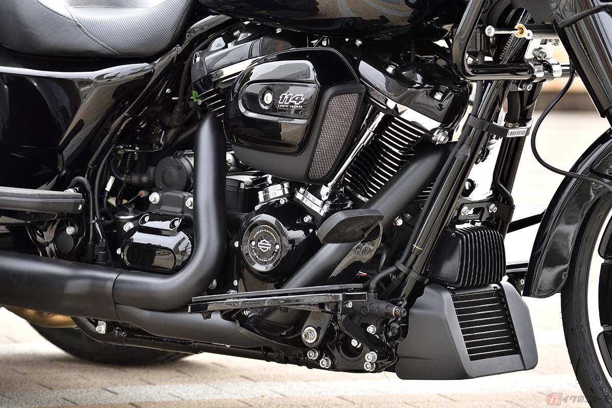 排気量1868ccのミルウォーキーエイト114エンジン。最大出力87hp/5020rpm、最大トルク159Nm/3000rpmのスペックは申し分ないですが、トライクの巨体で圧縮比が10.5:1という設定ゆえ、かなりの熱を感じたのが正直なところです