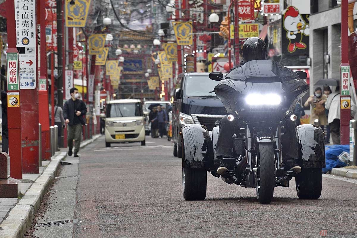 三輪という構造ゆえ、車幅感覚に慣れなければならないのもトライクの宿命。この日は横浜中華街の路地などを走ったのですが、縁石や看板などを引っかけないよう気を使ったのも本音です。やはりバイクとは違う操縦感覚が要求されます