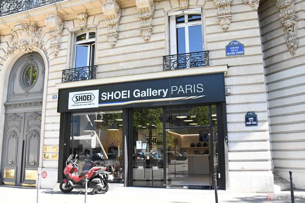 SHOEI Gallery PARISは荘厳な建物の中に入っている。さすがパリ