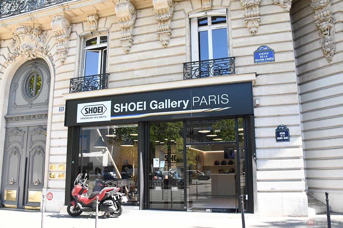 SHOEI Gallery PARISは荘厳な建物の中に入っている。さすがパリ