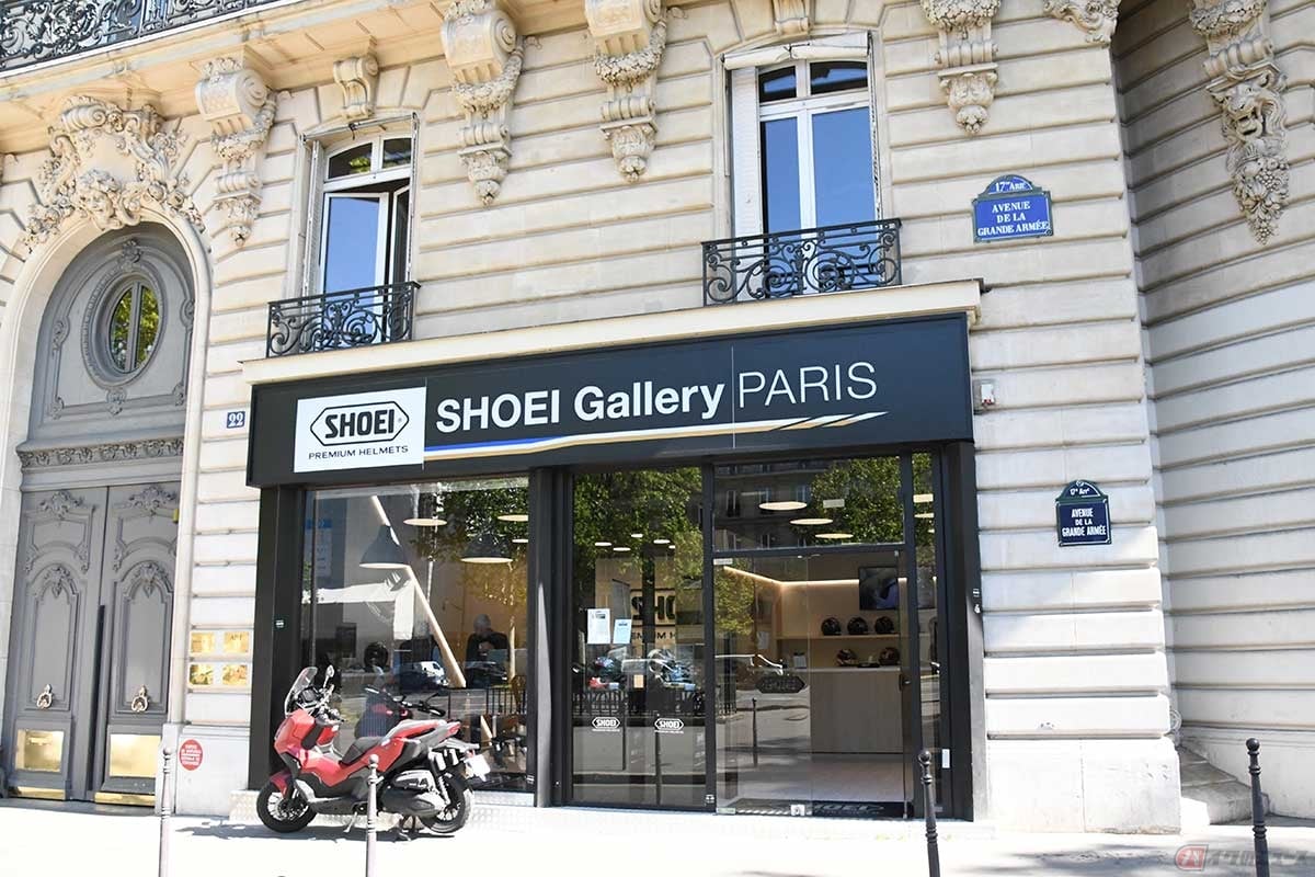 SHOEI Gallery PARISは荘厳な建物の中に入っている。さすがパリ