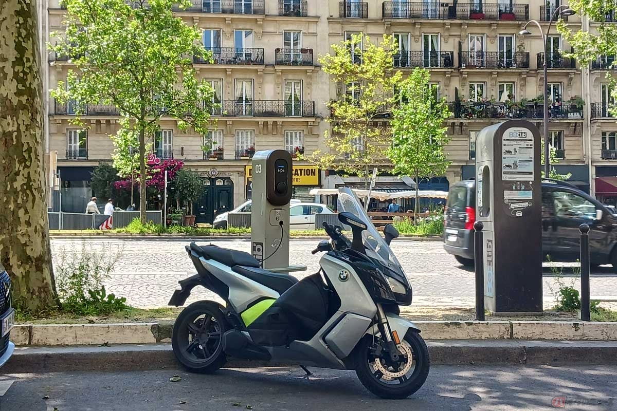 道端で電動バイク「BMW C evolution」が充電中。同じBMWの「CE 04」が走っている姿も見かけた
