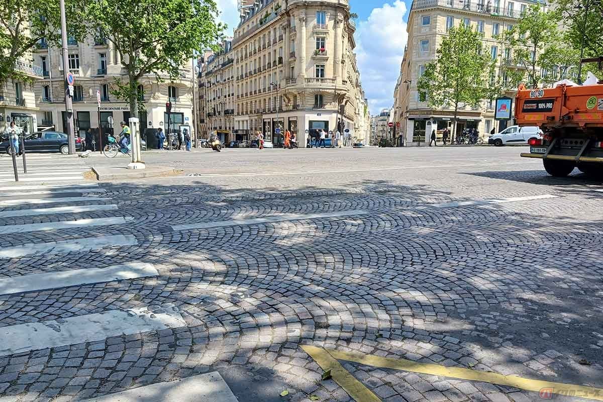 グランド・アルメ通りの路面はタイル地。凱旋門の周りのラウンドアバウトも同じく