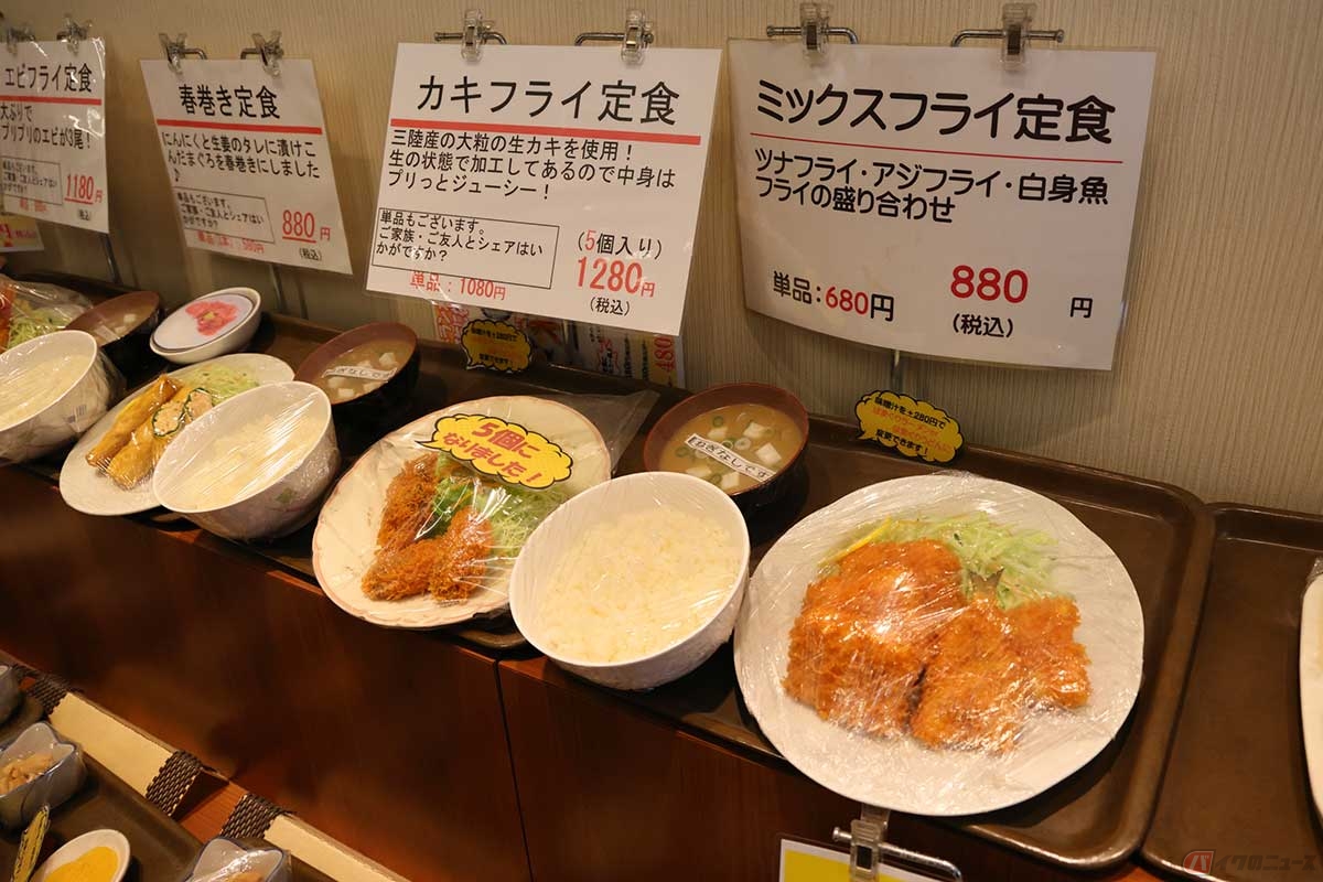 食券は券売機ではなく昔ながらの対面販売。いろいろな丼や定食の中から選んでオーダーする。まぐろのつもりがアジフライを発見してしまった
