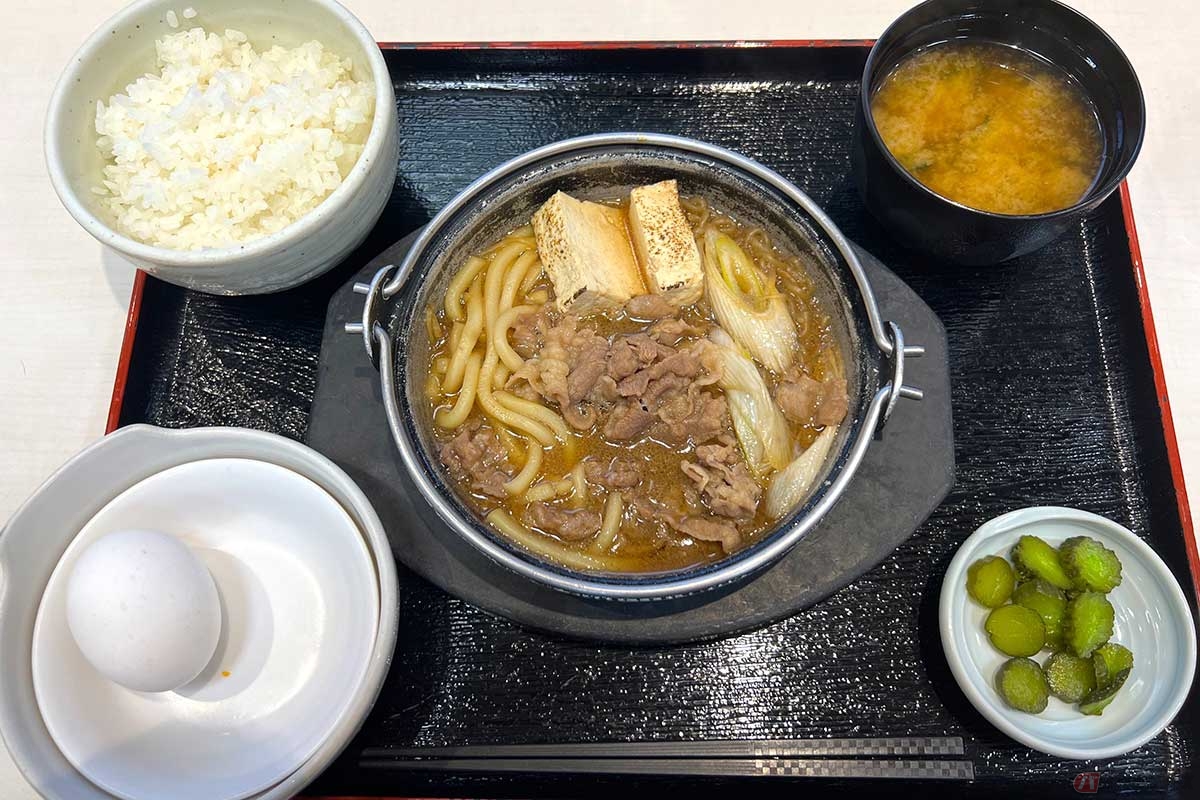 首都高「大黒PA」のフードコートでいただく「横浜牛鍋定食」(1300円)は「徳屋」の最高峰メニュー。横浜発祥とされる「牛鍋」は、すき焼きと違って最初に牛肉を焼くのではなく、甘辛のタレで煮込む。具材には焼き豆腐やネギ、うどんも入っている