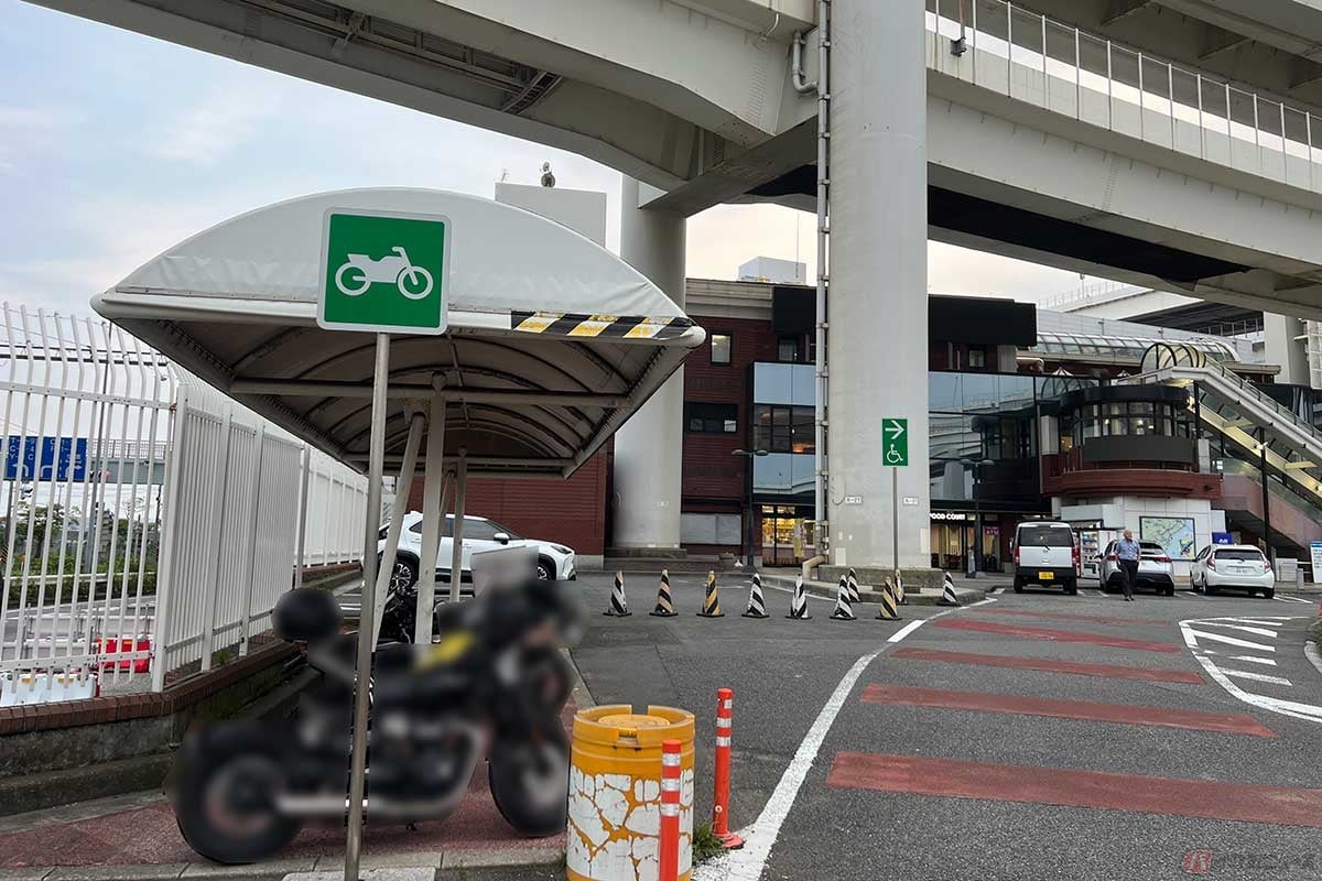 2輪専用の駐車スペースは、屋根が設置されているものの地面が傾斜していてやや停めづらい。またフードコートへは近いが、コンビニが遠いのは難アリか