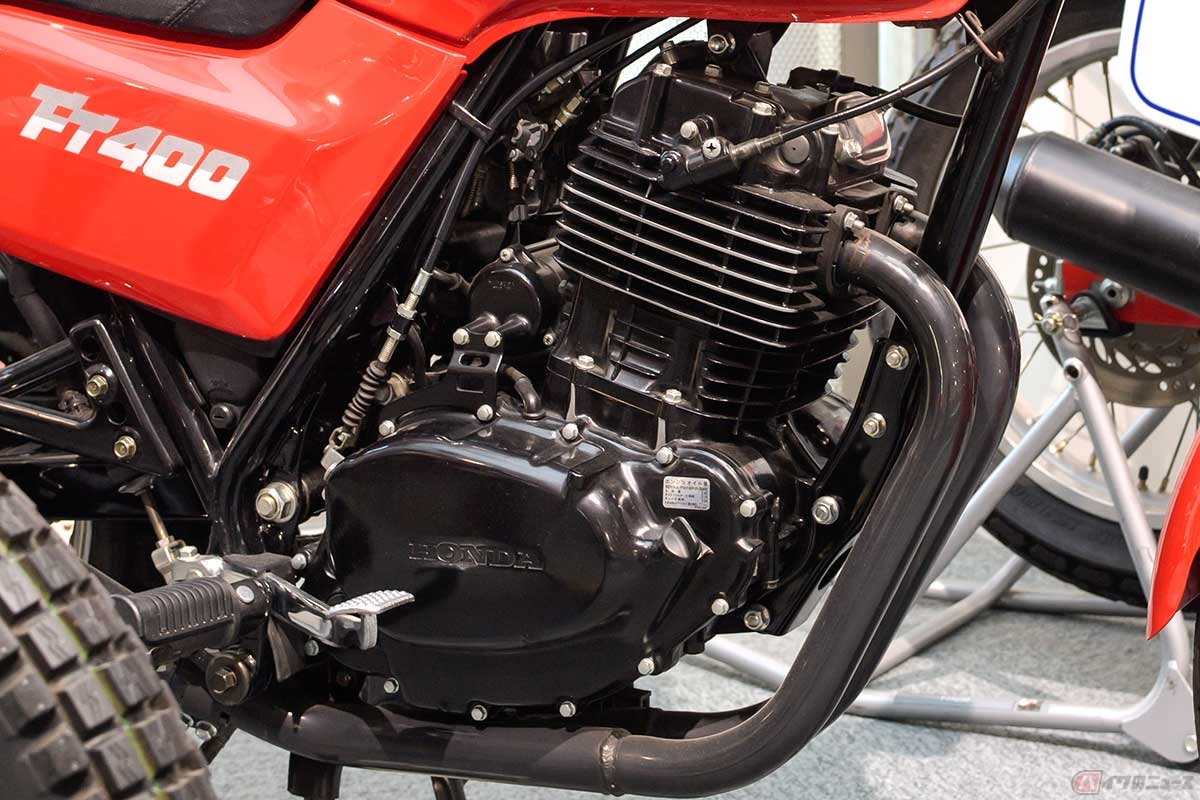 「XL」「XR」系をベースにした単気筒SOHC4バルブエンジン、2本のエキゾーストパイプ、2軸バランサーなどは当時の最先端だった