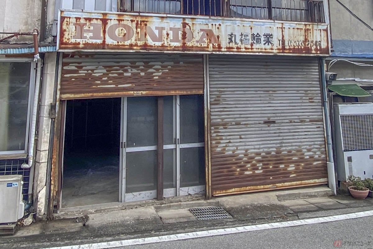 山梨県山梨市の店舗付き住宅。元バイク屋のため、ガレージには最適です