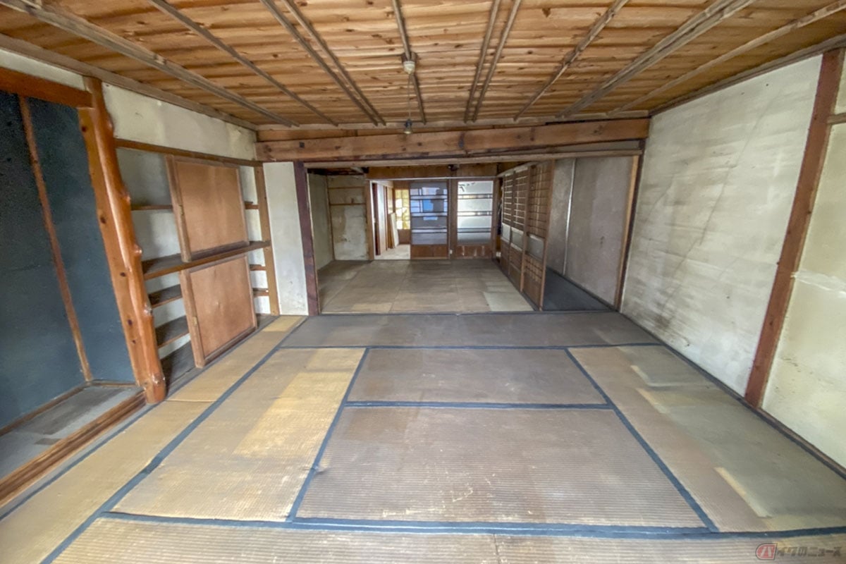2階には6.3畳の洋室と8畳間、9畳間の和室、トイレがあります