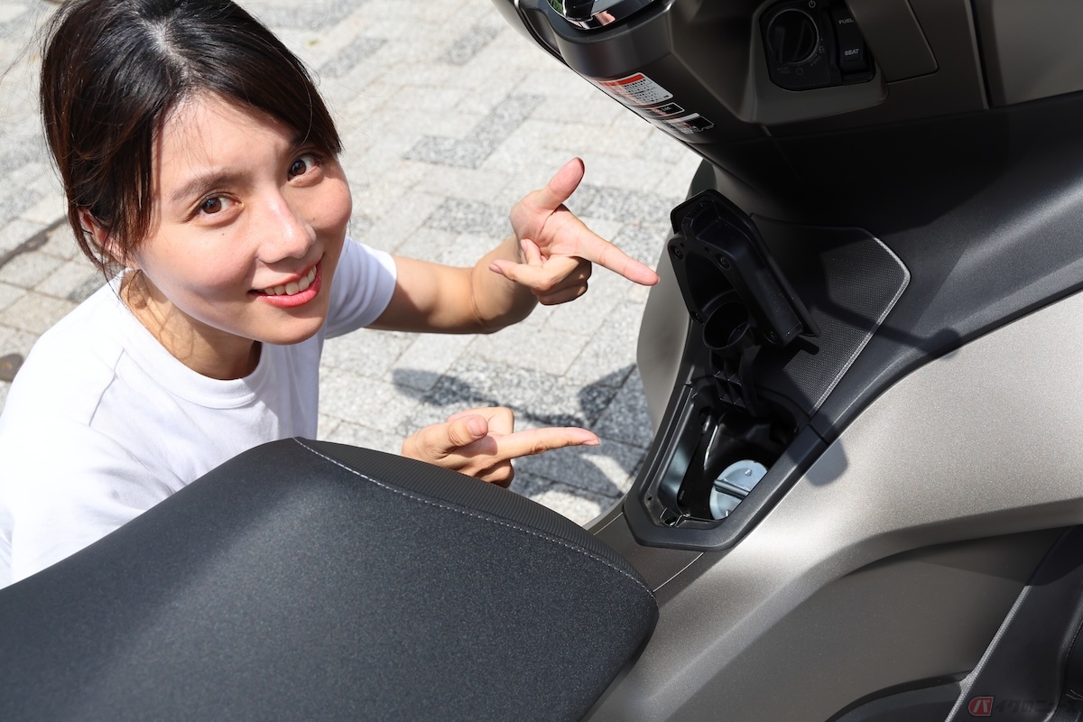 「FUEL」スイッチで開閉する給油口