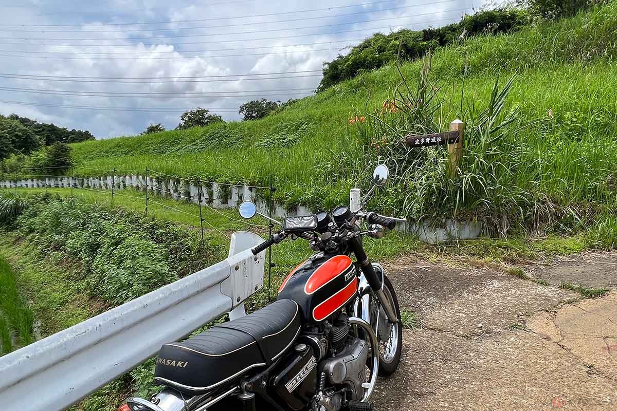 田園の道からアクセスする「波多野城跡」へバイクで行けるのはここまで。歩いてすぐに石碑に辿り着いた。各所に看板があって分かりやすい