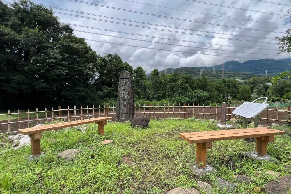「波多野城跡」には石碑とベンチがあるだけの小スペースだが、風は気持ち良く、丹沢山系を眺めながら、しばし穏やかな時間を過ごした