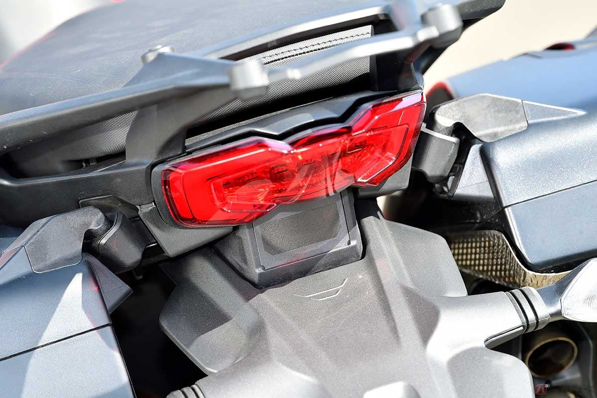 ドゥカティ「ムルティストラーダV4S」のテールライト下に装備されたミリ波レーダー