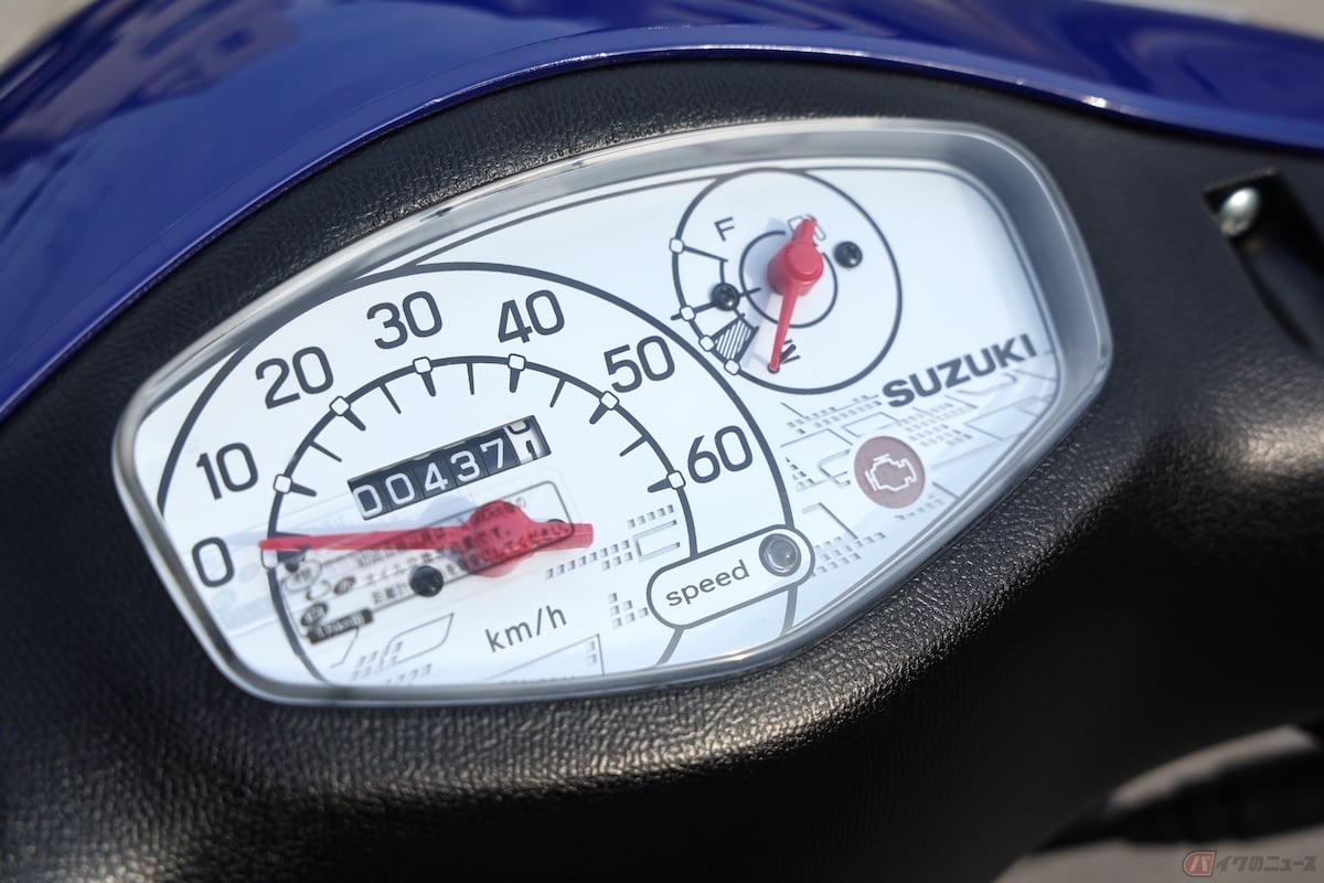 シンプルなアナログメーターは60km/hまでの表記なのでアナログでも十分見やすい
