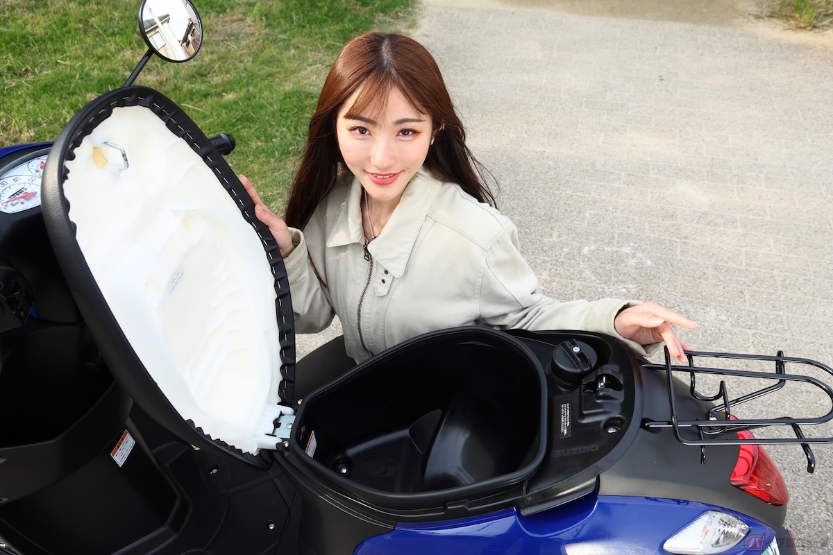 シート下のトランクスペースは、フルフェイスヘルメットが横向きにして、ちょうど1個収まるくらいのスペース